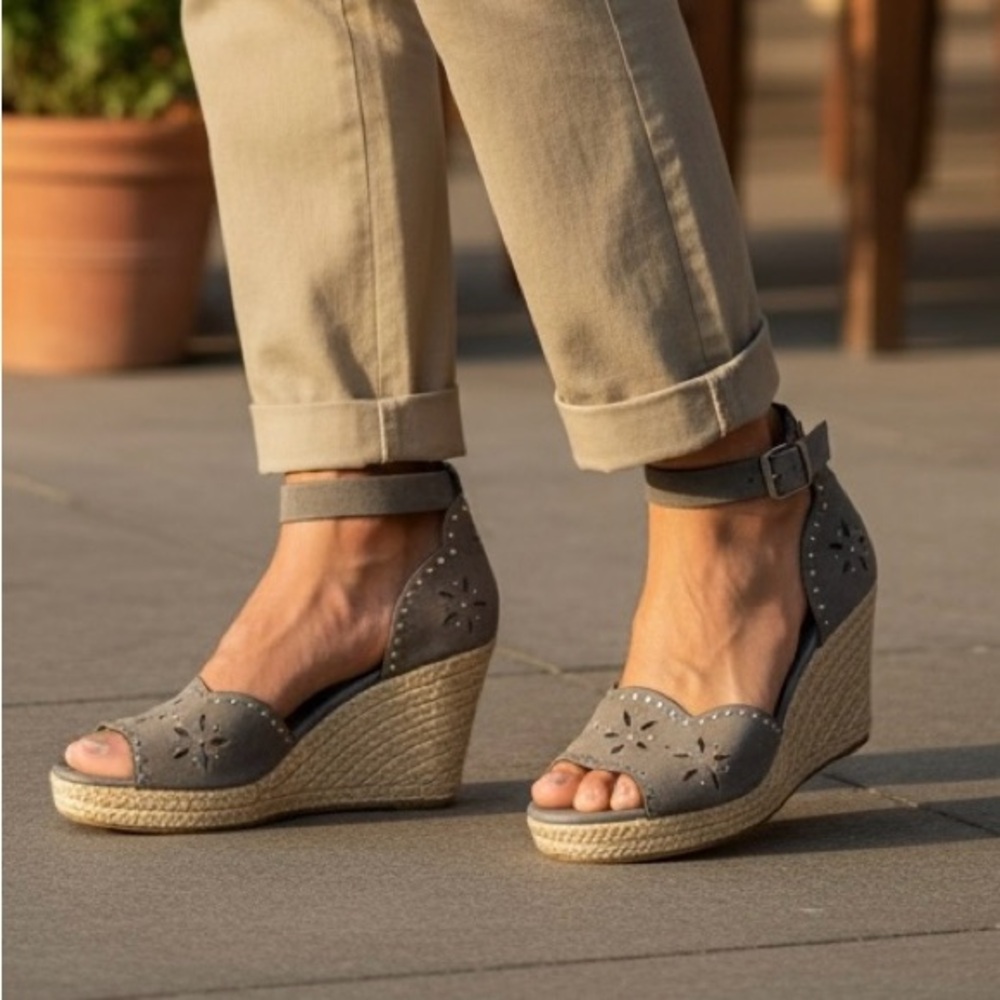 COACH Women's WEDGE Gray Suede Wedge Sandals NWOT Size 9B